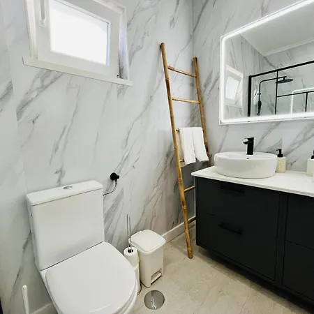 Brisamarvilas Sea View, 5 Min Walk To Town & Ferienhaus *