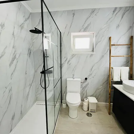 Brisamarvilas Sea View, 5 Min Walk To Town & Ferienhaus