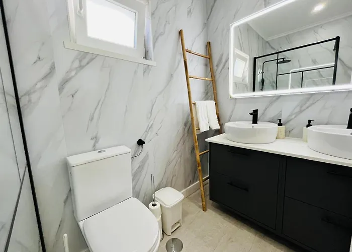 Brisamarvilas Sea View, 5 Min Walk To Town & 펜션 *