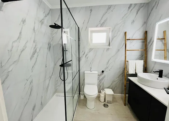 Brisamarvilas Sea View, 5 Min Walk To Town & 펜션